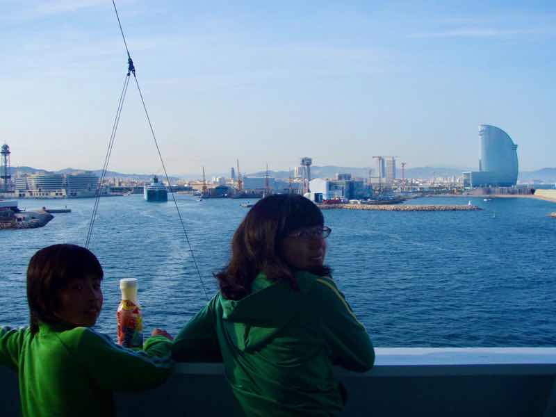 623メノルカ島 Menorca〜バルセロナ船上見える