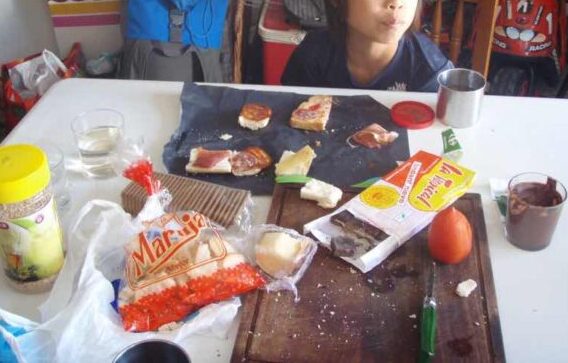 623メノルカ島 Menorca 部屋2ランチ