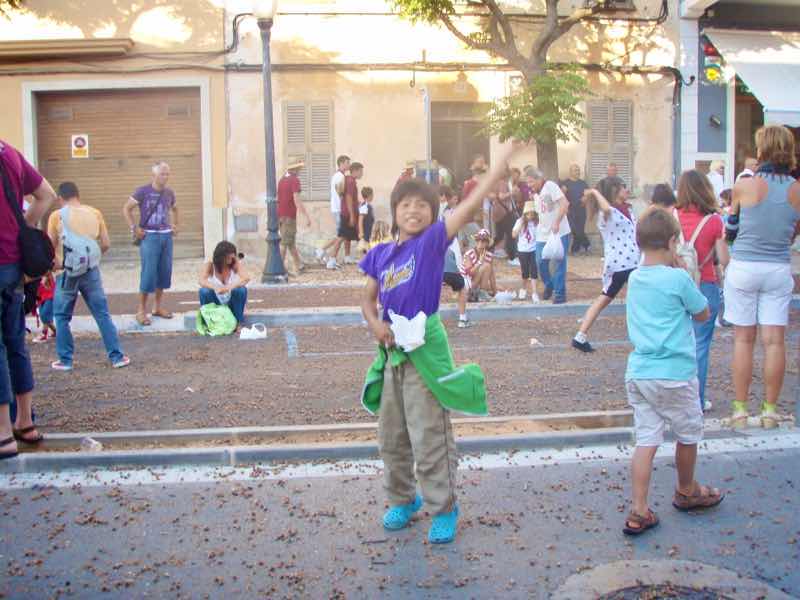623メノルカ島 サン•フアン 馬祭り Menorca シウタデラ　ヘーゼルナッツ投げ2方広がり