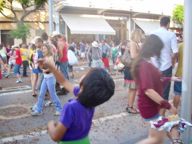 623メノルカ島 サン•フアン 馬祭り Menorca シウタデラ　ヘーゼルナッツ投げ2上へ