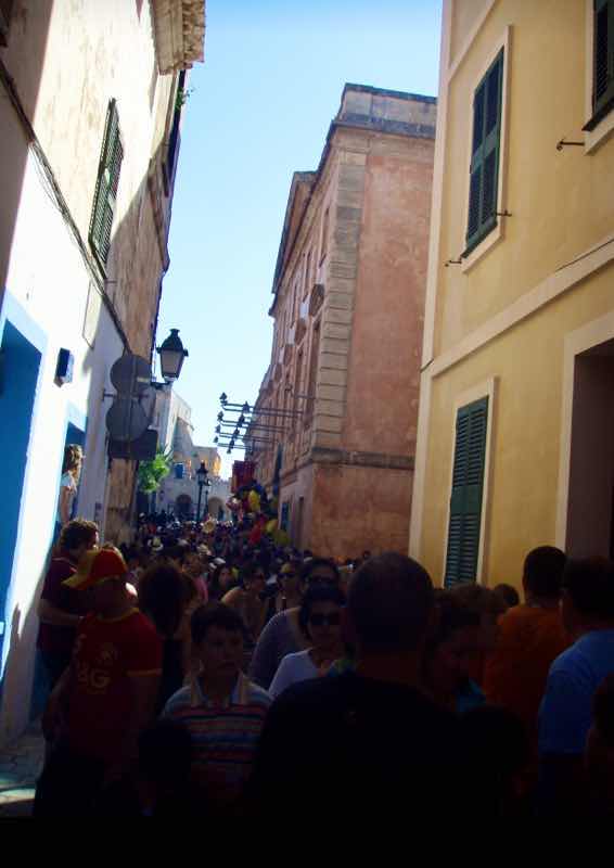 623メノルカ島 サン•フアン 馬祭り Menorca 街の群衆 路地