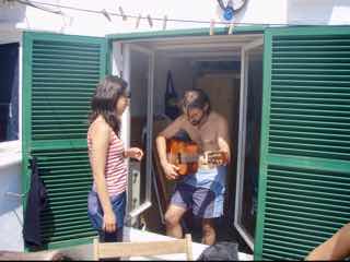 623メノルカ島 Menorca h1ギター弾く