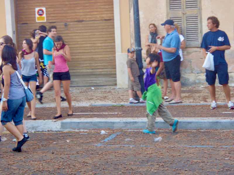 623メノルカ島 サン•フアン 馬祭り Menorca シウタデラ　ヘーゼルナッツ投げ2広がり