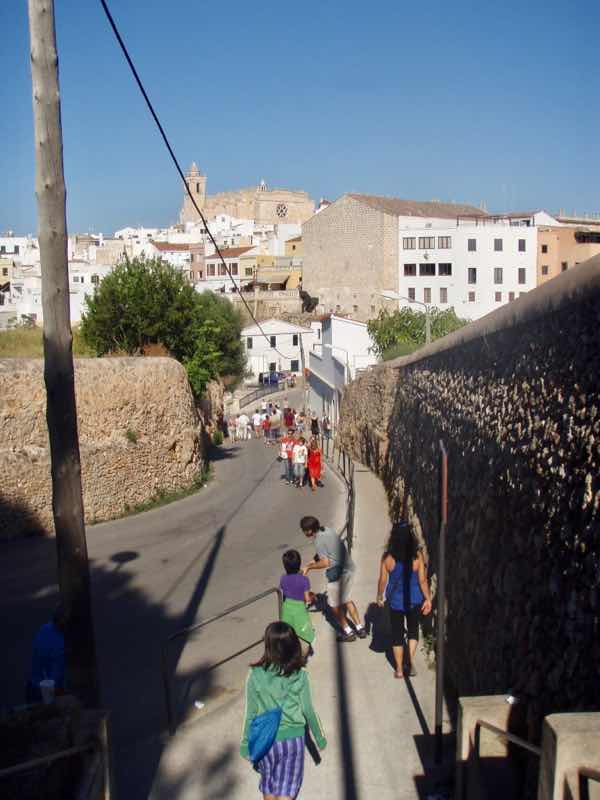 623メノルカ島 サン•フアン 馬祭りへ向かうMenorca 街