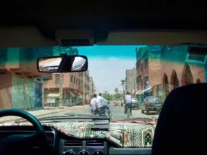 626モロッコ マラケシュ 下町スタクシー中から