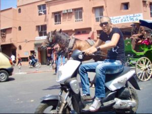 626マラケシュバザール 馬車 バイク