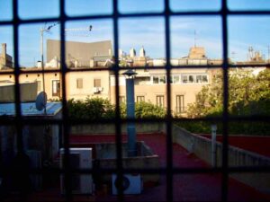 626バルセロナ アルベルゲ窓景色