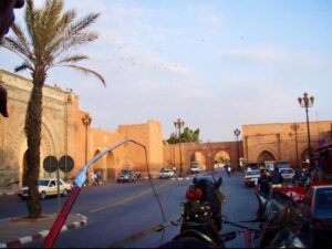 626モロッコマラケシュ 馬車から門