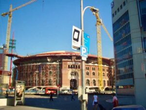 626 バルセロナ町 港まで歩き円形ビル