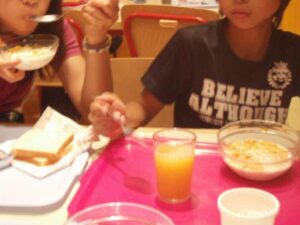 626 バルセロナ アルベルゲ朝食パンジュース12