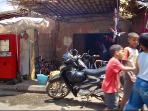 626モロッコ マラケシュ 下町風景バイク