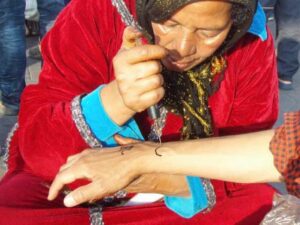 626マラケシュ ヘナ モロッコ手首甲3途中