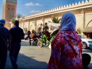 627マラケシュバザール 道 馬車 女性後ろ