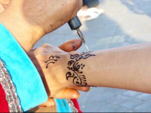 627マラケシュ　ヘナ　モロッコ手首3途中