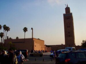 626モロッコ マラケシュバザール 広場 人々 後部塔