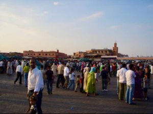 626マラケシュバザール 広場 人々 後部建物