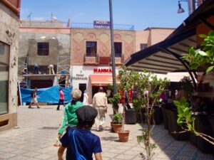 627マラケシュ レストラン向かう道ついて行く A12