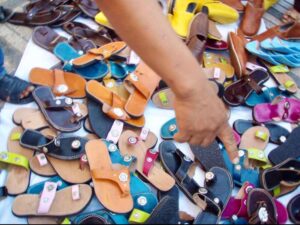 627マラケシュ ジャーマルフナ サンダル売り