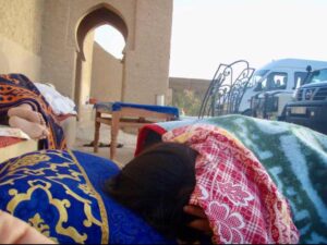 629 サハラ砂漠　ホテル前ベンチベッド