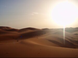 629サハラ砂漠ラクダトレッキング　右手に大きな太陽