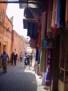 629 マラケシュ　商店街　布