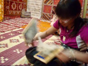 629モロッコ　絨毯売り　羊毛くしですく