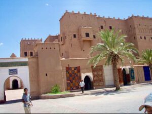 629モロッコ　バン休暇　建物　棕櫚