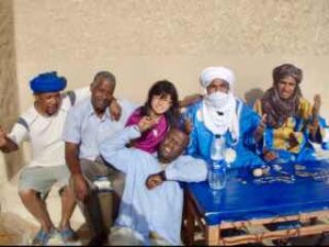 629 サハラ砂漠　ホテルアラブおじさんと記念写真1