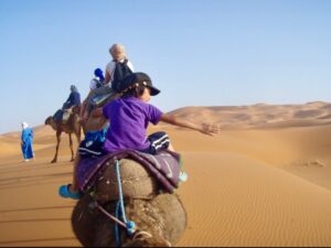 629サハラ砂漠ラクダトレッキング　2ラクダから手を伸ばす