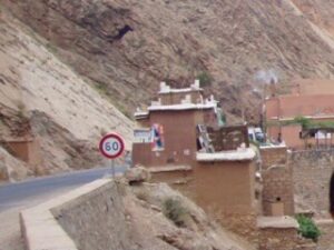 629モロッコ　道沿いホテル