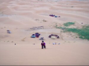 629 サハラ砂漠　砂山登る1