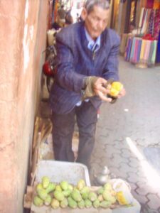 629 マラケシュ　サボテン売りおじさん街中