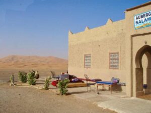 629 サハラ砂漠　境界ホテル　ベンチ