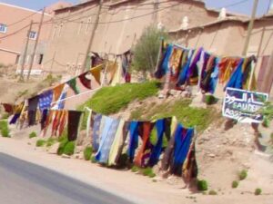 629モロッコ　砂漠行き途中　布のお店