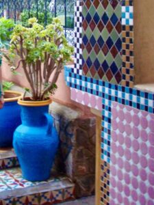 629モロッコ　砂漠行き途中　1日目ホテルの玄関タイル