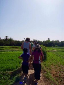 629モロッコ　砂漠行き途中　田園探索後ろ姿